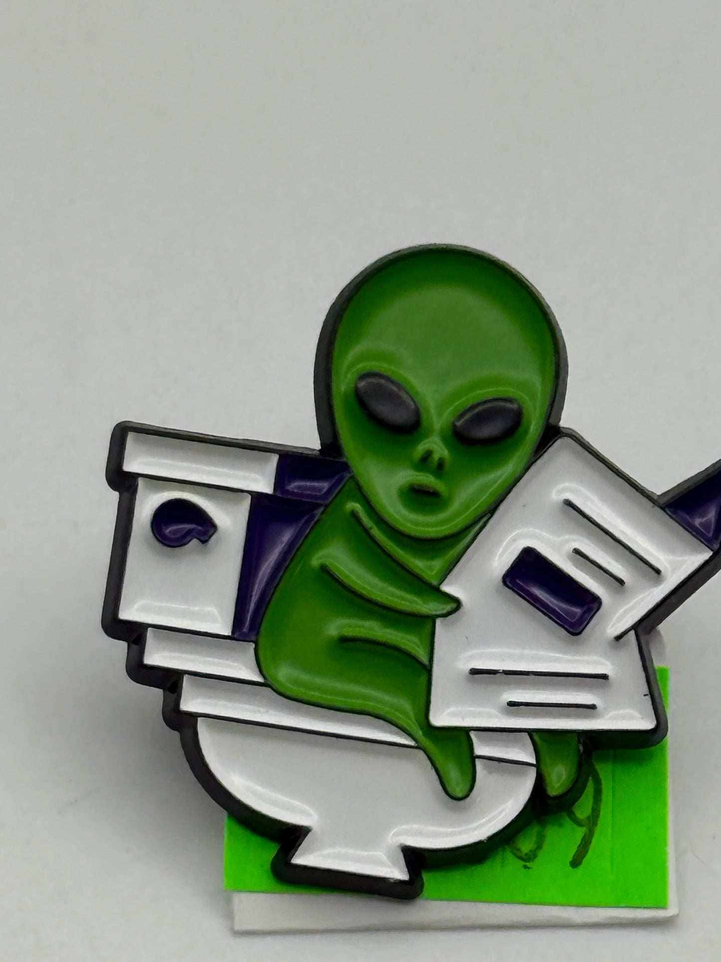 Enamel Pin - Horror - Aliens - Pooping #106369