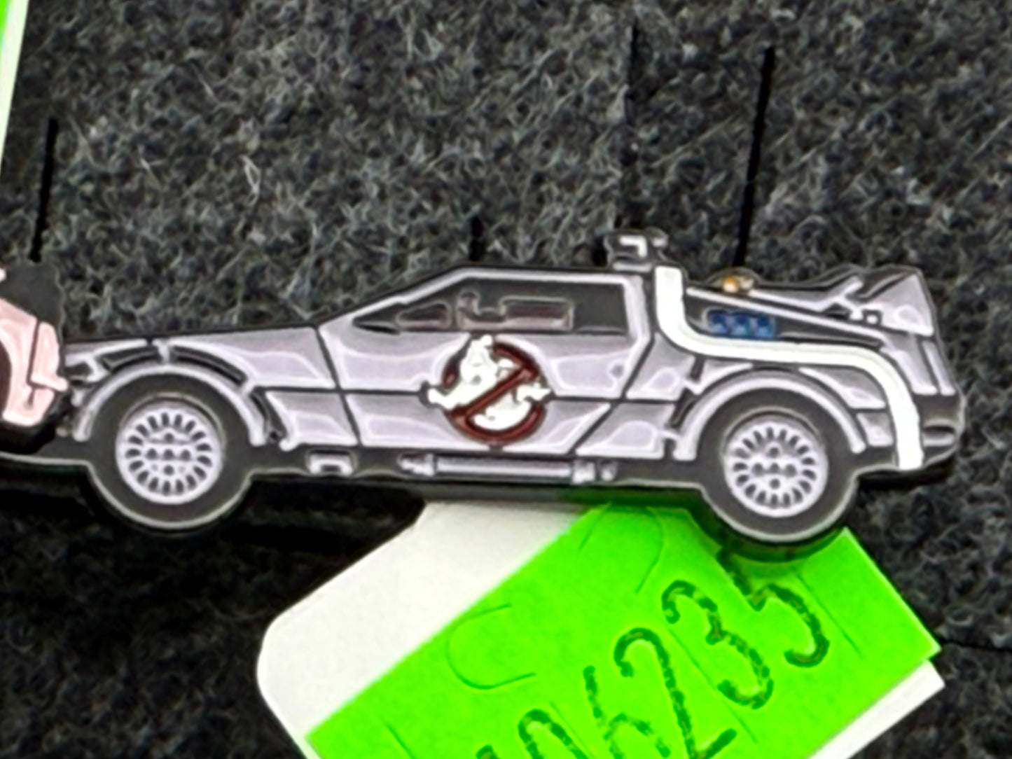 Enamel Pin - Retro Cars - Ghostbusters Delorean #106235