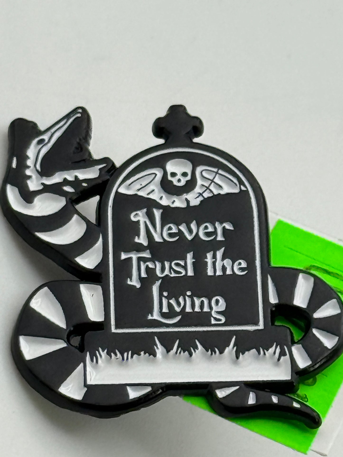 Enamel Pin - Retro - Beetlejuice - Never Trust The Living #106460