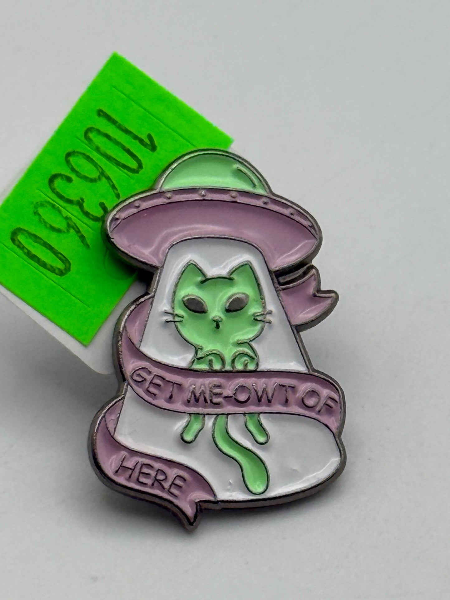 Enamel Pin - Animals - Cat Aliens - Get Me-owt of Here #106360